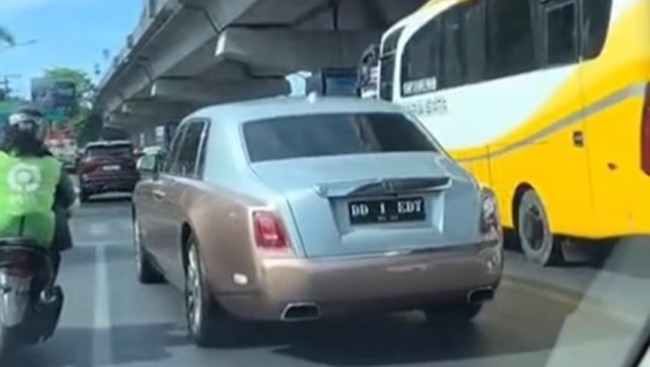 Sedan mewah merek Rolls-Royce membuat heboh warga Makassar.