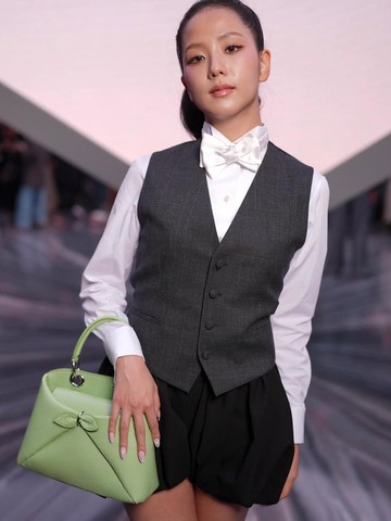 Cantik dan Elegan, Simak Potret Jisoo BLACKPINK Saat Menghadiri Dior Show di Paris