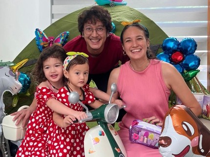5 Potret Ultah ke-2 Djala Anak Nadine Chandrawinata dan Dimas Anggara, Dapat Kejutan Manis dari Sang Kakak