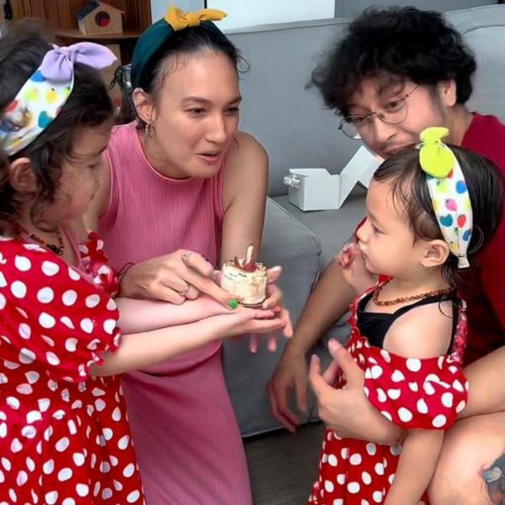 <p>Pasangan selebriti Nadine Chandrawinata dan Dimas Anggara baru saja merayakan momen spesial ulang tahun putri kedua mereka, Nadi Djala Anggara. Lahir pada 1 Oktober 2023, kini Djala genap berusia 2 tahun, Bunda. (Foto: Instagram @nadinelist)</p>