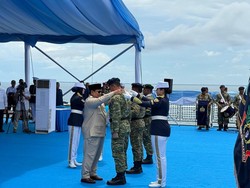 Prabowo Beri Tanda Kehormatan ke Prajurit-Satuan TNI Berprestasi di Atas KRI