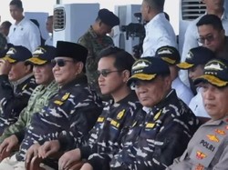 Prabowo Bareng Panglima-Kapolri Saksikan Sailing Pass TNI AL dari Atas KRI
