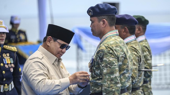 Presiden RI Prabowo Subianto menyematkan tanda kehormatan kepada sejumlah prajurit TNI pada acara parade kapal perang di Komando Lintas Laut Militer.