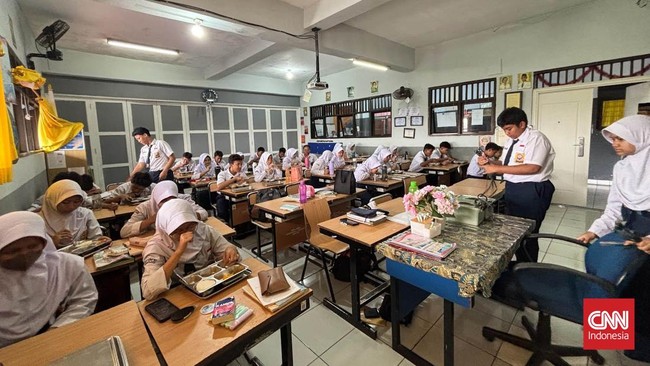 Pemerintah RI tetap lanjutkan program Makan Bergizi Gratis (MBG) meski ada kasus keracunan. Orang tua berharap pengawasan ketat untuk keamanan anak.