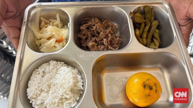 Daftar Sertifikat Wajib Dapur SPPG Usai Evaluasi Keracunan MBG Pemerintah menetapkan tiga syarat sertifikat untuk SPPG dalam program MBG di antaranya SLHS, HACCP, dan sertifikasi Halal.