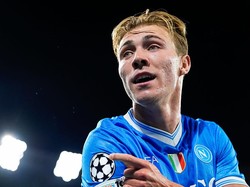 Arti Selebrasi Hojlund Nunjuk Badge Liga Champions