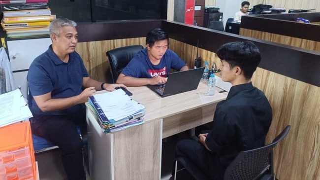 Polda Kalbar menangkap kreator konten Rizky Kabah karena dugaan penghinaan terhadap Suku Dayak di Jakarta pada Rabu (1/10) malam.