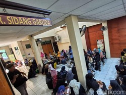 Warga Padati PN Cibadak Lihat Sidang Perusakan Rumah di Cidahu