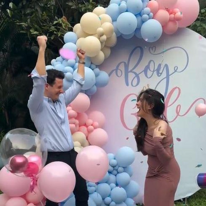 <p>Usai mengetahui jenis kelamin anak pertamanya, Steffi terlihat begitu bahagia. Reaksi yang sama juga diperlihatkan Nino yang langsung mengangkat tangannya usai membuka kotak berisi balon. Tak lama, Nino langsung mendekati Steffi dan memeluknya. (Foto: Instagram @@steffizamoraaa)</p>