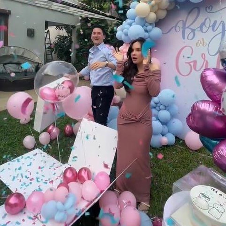 <p>Acara puncak <em>gender reveal</em> dimulai saat Nino dan Steffi membuka kotak berisi balon berwarna merah muda dan <em>confetti</em> berwarna-warni. Steffi sempat terdiam saat melihat warna <em>confetti</em>, namun tersadar usai melihat warna balon yang berarti ia akan segera dikaruniai seorang anak perempuan. "Salah satu momen paling bahagia! Kilas balik ke pengumuman jenis kelamin bayi kami, kami akan dikaruniai bayi perempuan," tulisnya dalam unggahan di Instagram. (Foto: Instagram</p>