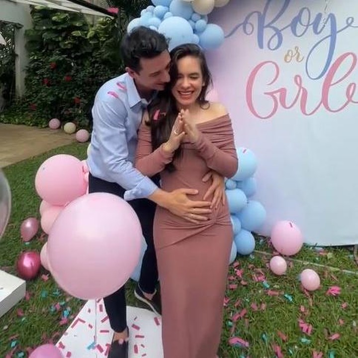 <p>Acara <em>gender reveal</em> ini, Steffi tampil cantik mengenakan gaun berwarna merah muda. Sementara itu, Nino terlihat memakai kemeja biru muda. Pemilihan warna merah muda dapat berarti jenis kelamin anak perempuan, sedangkan warna biru muda adalah jenis kelamin anak laki-laki. (Foto: Instagram @@steffizamoraaa)</p>