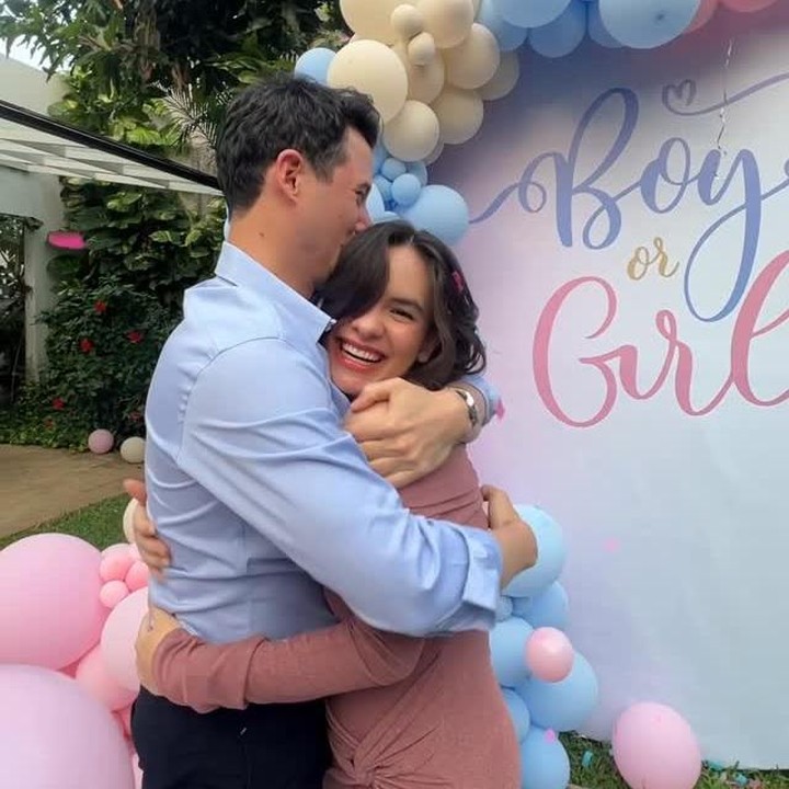 <p>Gender reveal kehamilan pertama Steffi ini diadakan di halaman luas yang dipenuhi rerumputan hijau. Steffi dan Nino hanya meletakkan backdrop sederhana bertuliskan '<em>Boy or Girl</em>' yang dihias dengan balon berwarna biru muda dan merah muda. (Foto: Instagram @@steffizamoraaa)</p>