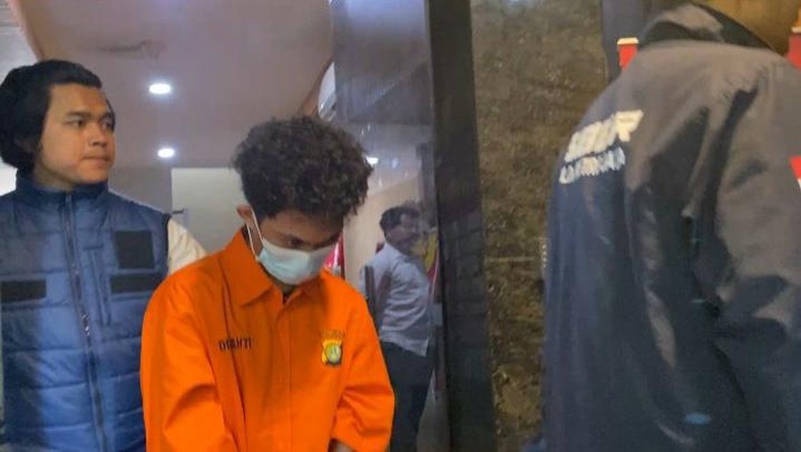 Tersangka WFT yang diduga hacker 'Bjorka' (pakai baju tahanan oranye)-(Wildan/detikcom)