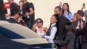 VIDEO: Johnny Depp Balik ke Paris Fashion Week setelah 30 Tahun