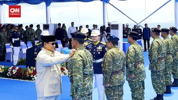 VIDEO: Momen Prabowo Sematkan Tanda Kehormatan TNI di KRI Radjiman