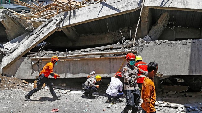 Evakuasi korban gedung ambruk di Pondok Pesantren Al Khozyni, Buduran, Sidoarjo, dimulai menggunakan alat berat.