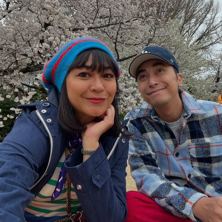 <p>Melalui unggahan di Instagram, Kenes secara khusus mengungkap rasa bahagianya bisa menjalani pernikahan selama 21 tahun bersama Wingky, meski hingga kini belum juga dikaruniai momongan. "Hari ini kami ulang tahun pernikahan yang ke 21 <em>and yes we&rsquo;re HAPPY</em>! Kalau ada yang nanya, emang kawin tanpa anak bisa bahagia? Tentu bisa banget dong! Ngga ada yang harus dalam hidup ini, hidup adalah pilihan. Kami memilih untuk ikhlas menerima takdir. Yang harus itu cuma satu, berbuat baik.. <em>so spread kindness everywhere</em>," ungkapnya. (Foto: Instagram @winkywiryawan912/ @kenesandari)</p>