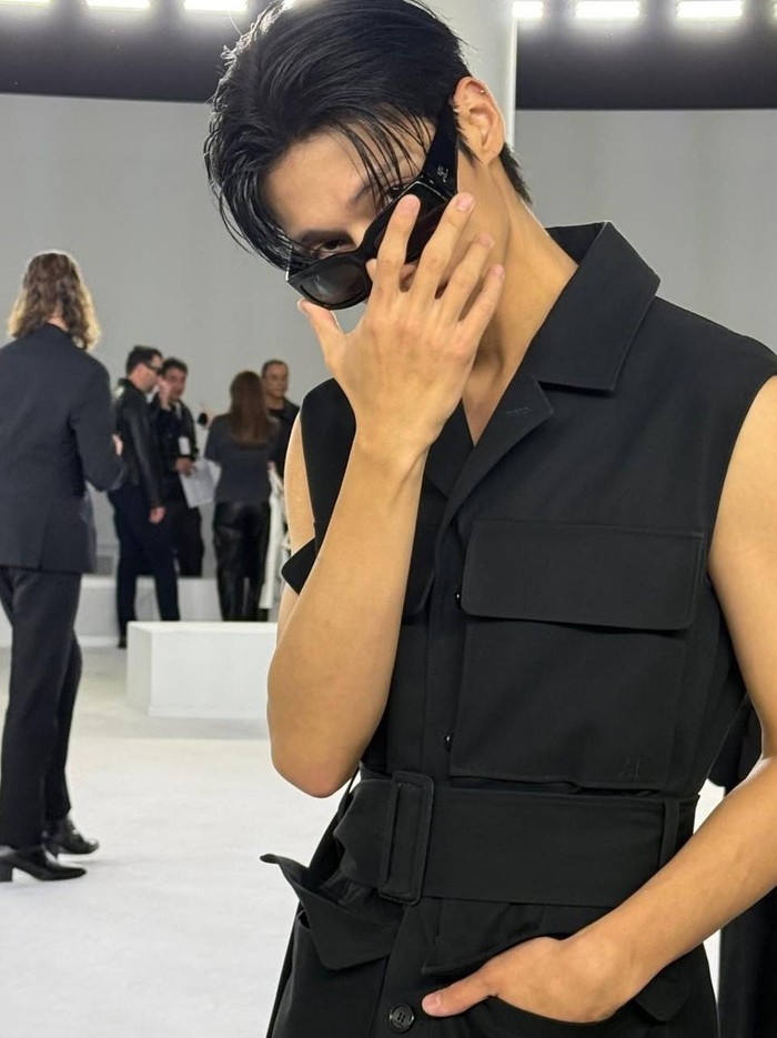 Idol kelahiran 26 November 1999 tersebut terlihat memukau dalam balutan vest, belt, sunglasses, dan trousers berwarna senada yakni hitam./ Foto: instagram.com/wooyounggg__