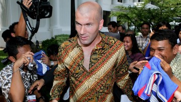Berita Panas dari Dunia Sport CNN : FIFA, La Liga, hingga Klub Liga Inggris Rayakan Hari Batik