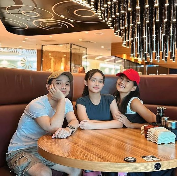 <p>Gitaris band Ungu, Oncy, menikah dengan Enditha pada 23 Oktober 2011 silam. Dari pernikahan tersebut, pasangan ini kini telah dikaruniai seorang putri cantik bernama Kaines Adriana Kayra, Bunda. (Foto: Instagram @oncyungu)</p>
