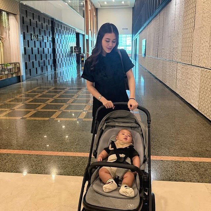 <p>Aaliyah Massaid kini tengah menikmati momen bahagianya sebagai Bunda dari anak pertamanya, yakni Ahmad Arash Omara Thariq atau biasa disapa&nbsp;<em>Baby</em> Arash. Baru-baru ini, ia terlihat sedang momong Si Kecil sambil <em>quality time</em> bersama. (Foto: Instagram @aaliyah.massaid)</p>