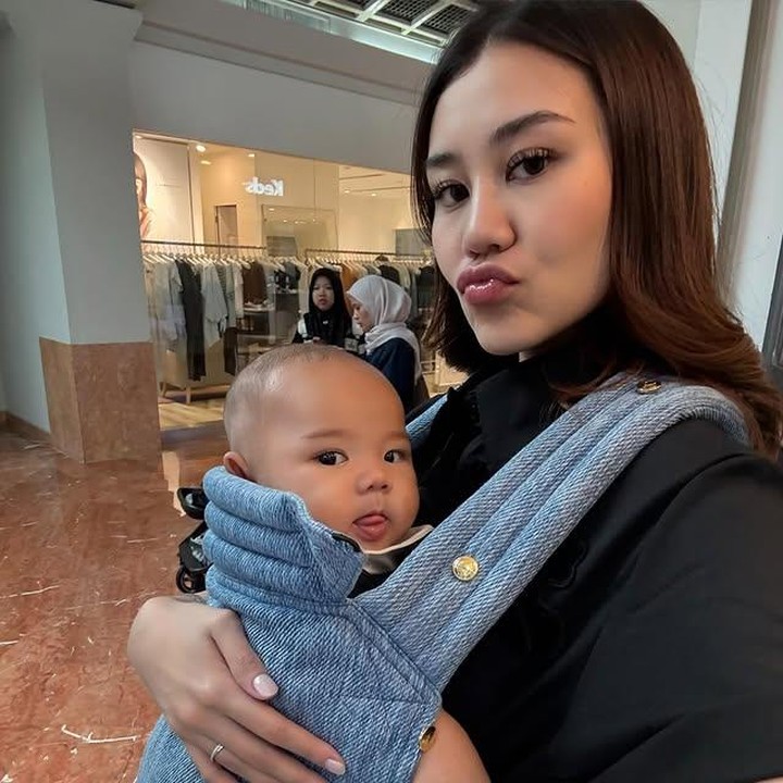 <p>Dalam <em>caption</em>-nya, Aaliyah mengekspresikan rasa bahagianya atas peran barunya sebagai seorang Bunda. "<em>Love being your momma</em>," tulisnya. (Foto: Instagram @aaliyah.massaid)</p>
