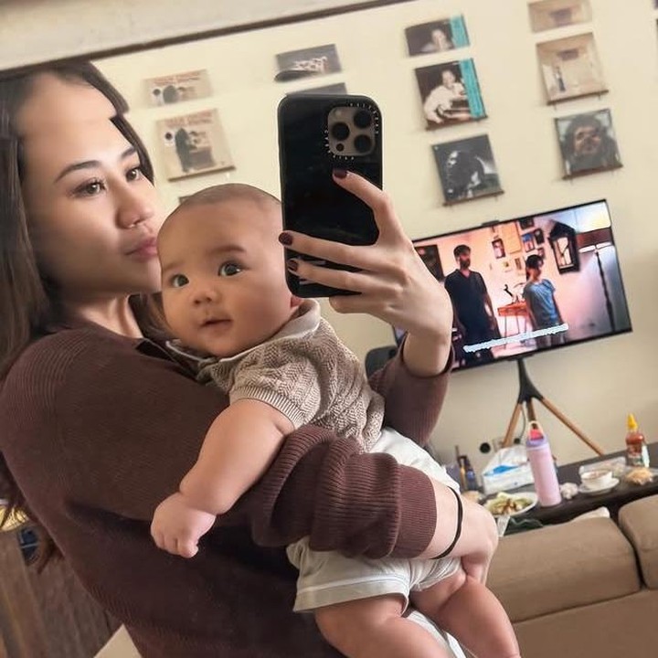 <p>Dalam beberapa potret, Arash terlihat&nbsp;super menggemaskan dengan pipi <em>chubby</em>-nya yang lucu. Sejak wajahnya diperlihatkan ke publik, Arash selalu mencuri perhatian netizen, Bunda. (Foto: Instagram @aaliyah.massaid)</p>