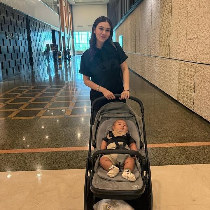 <p>Tak sedikit warganet yang menyoroti kemiripan <em>Baby</em> Arash dengan Aaliyah, salah satunya dari Instagram <em>@vin****</em> yang menulis, "Mirip ibu banget". Kemudian ada juga komentar dari<em> @wul**** </em>mengatakan, "Dibabat abis sama Aaliyah, anaknya mirip emaknya banget". Kemudian akun <em>@sof****</em> menambahkan, "Super gemesh. Masyaallah tabarakallah". (Foto: Instagram @aaliyah.massaid)</p>