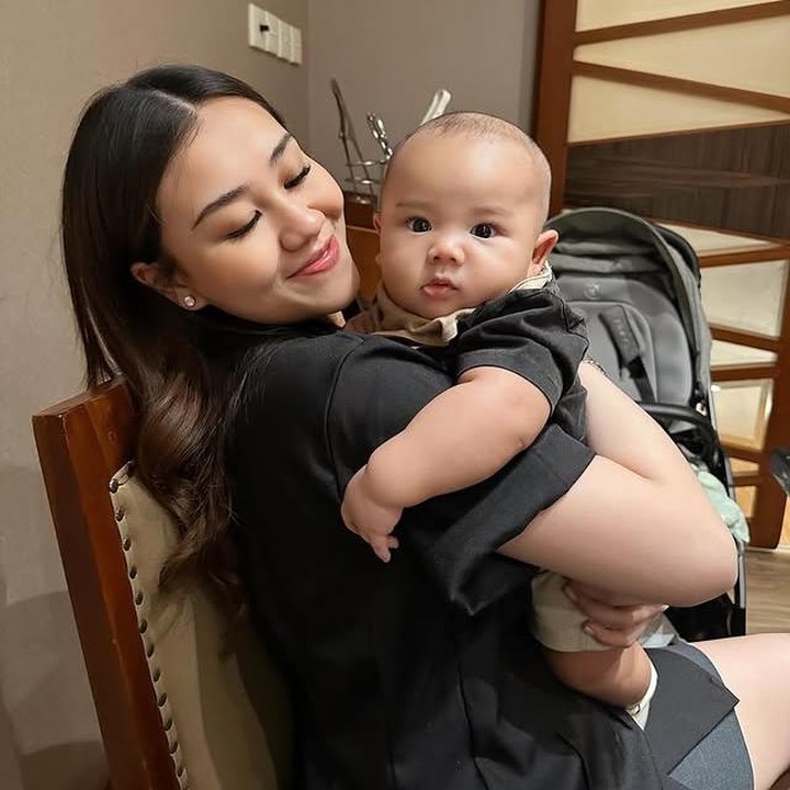 <p>Sebelumnya, wajah <em>Baby</em> Arash selalu disembunyikan dari publik, Bunda. Namun, Aaliyah dan Thariq akhirnya memutuskan untuk memperlihatkan sang anak lewat unggahan di Instagram mereka. (Foto: Instagram @aaliyah.massaid)</p>