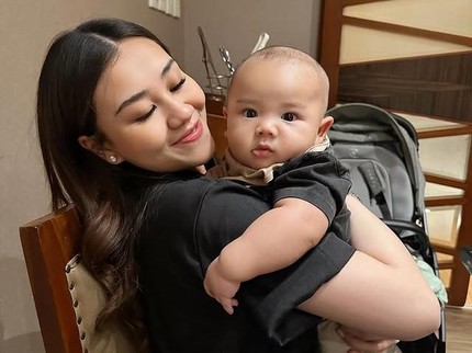 5 Potret Menggemaskan Baby Arash Anak Aaliyah Massaid, Mirip Banget Sang Bunda