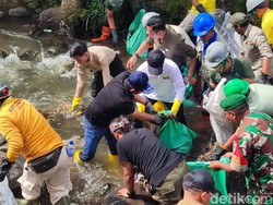 Warga Bersihkan Ciliwung, Menteri LH Ikut Turun ke Sungai