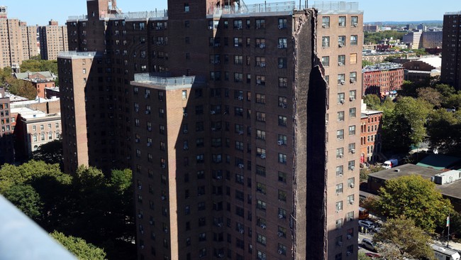 Sebuah apartemen 20 lantai di New York City, Amerika Serikat, ambruk sebagian pada Rabu (1/10) pagi.