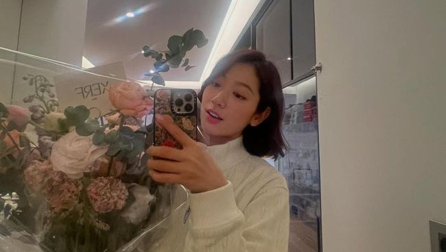 15 Ide Pose Foto Sendiri yang Bikin Socmed Makin Aesthetic dari Artis Korea, Gaya Duduk-Berdiri