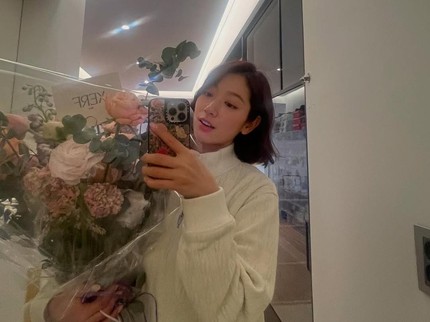 15 Ide Pose Foto Sendiri yang Bikin Socmed Makin Aesthetic dari Artis Korea, Gaya Duduk-Berdiri