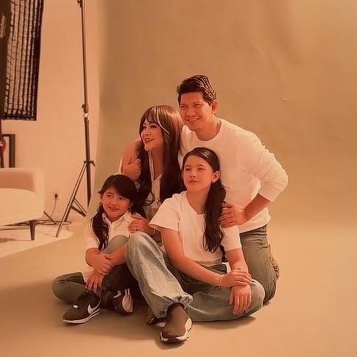<p>Di tema photoshoot kedua, Audi dan Iko mengusung tema <em>casual</em>, di mana pasangan ini mengenakan baju putih dan celana jeans kompak dengan pakaian yang dikenakan kedua putri mereka. Berbeda dengan tema pertama, di tema <em>photoshoot</em> kedua ini, suasana cerah dan ceria lebih terasa. Melalui unggahan di Instagram, Audi mengungkap rasa bahagianya bisa mengabadikan momen spesial ini dengan keluarga. "Keluarga adalah dunia kecil yang tercipta dari cinta. Akhirnya #theuwais foto keluarga," tulis pelantun lagu <em>Menangis Semalam</em> ini. (Foto: Instagram @aldosinarta via @audyitem)</p>