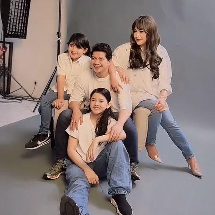 <p>Audy Item dan Iko Uwais resmi menikah pada 25 Juni 2012 dan telah dikaruniai dua anak perempuan. Anak pertama mereka, Atreya Syahla Putri Uwais, lahir pada 11 Oktober 2013. Sementara itu, anak kedua mereka Aneska Layla Putri Uwais lahir pada 13 Juni 2018. (Foto: Instagram @audyitem)</p>