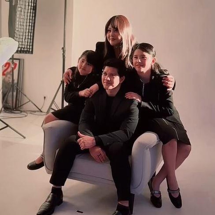 <p>Audy Item dan Iko Uwais dikenal sebagai pasangan artis yang rumah tangganya harmonis dan jauh dari gosip miring. Dalam unggahan di Instagram, keduanya sering membagikan momen romantis, Bunda. Baru-baru ini, keduanya memutuskan untuk mengabadikan momen spesial dengan kedua putri mereka lewat <em>photoshoot</em>. (Foto: Instagram @audyitem)</p>