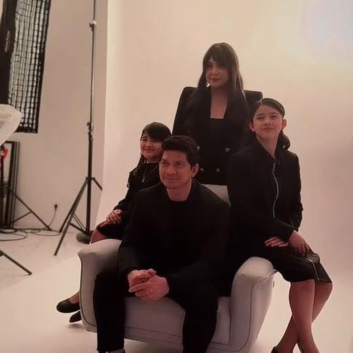 <p>Foto keluarga terbaru Audi dan Iko ini berhasil bikin salfok netizen. Selain karena penampilan Audy yang dipuji cantik, banyak netizen menganggap keluarga ini memiliki paras yang mirip dan tentu saja semuanya menawan. "Ini sih bukan keluarga tp kembar 4, mukanya MIRIP SEMUA," tulis akun @koe***. "<em>Good looking family</em>," ujar @sa***. (Foto: Instagram @audyitem)</p>