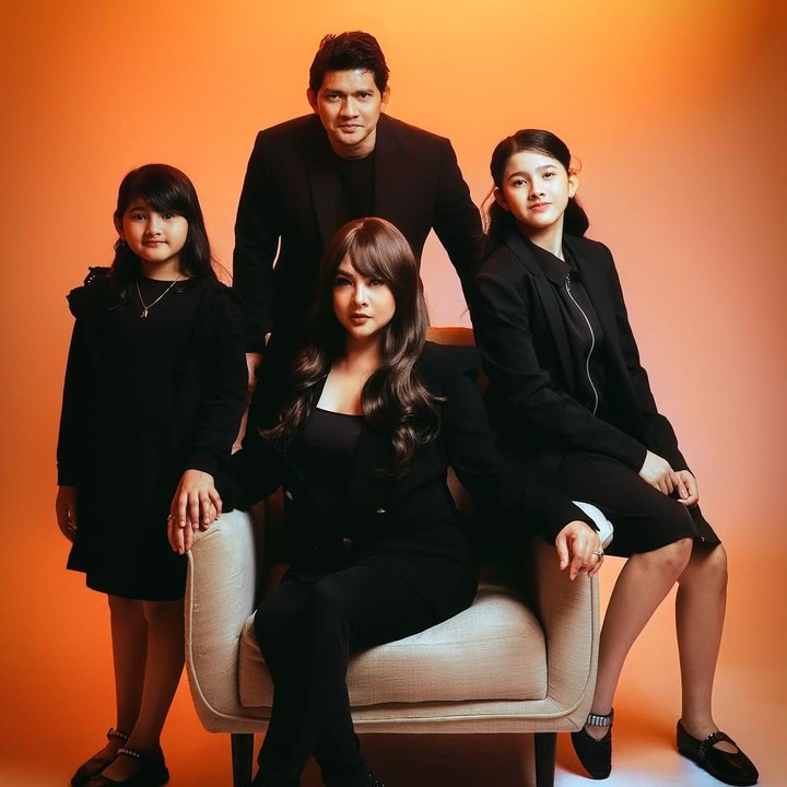 <p>Dalam <em>photoshoot</em>&nbsp;keluarga ini, Audi dan Iko mengusung dua tema yang bertolak belakang. Di tema pertama, Audi bersama suami dan kedua putrinya kompak mengenakan baju serba hitam. Iko terlihat tampan mengenakan blazer hitam, sementara Audy tampil berani dengan riasan <em>bold</em>. Kedua putri Iko dan Audi juga tak kalah keren mengenakan <em>dress</em> casual hitam. (Foto: Instagram @aldosinarta via @audyitem)</p>