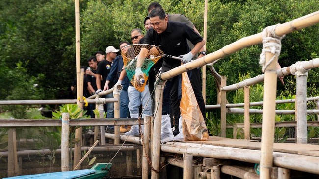 Bank Mandiri menggelar Aksi Bersih Mandiri sebagai gerakan kolektif untuk mengoptimalkan fungsi sungai, waduk, hutan mangrove, dan pantai di 27 titik Indonesia.