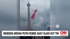 VIDEO: Bendera Merah Putih Robek Saat Gladi HUT TNI