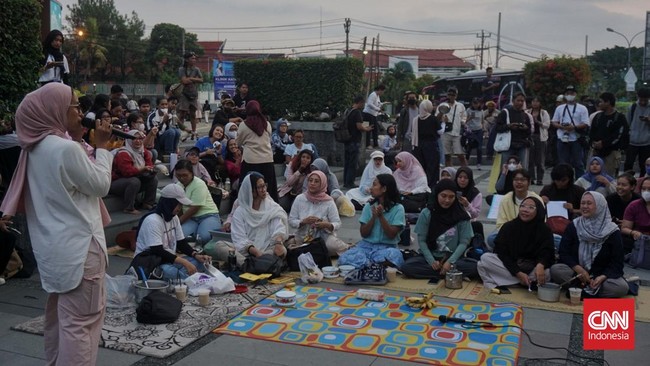 Puluhan ibu-ibu di Yogyakarta kembali menggelar aksi memprotes program Makan Bergizi Gratis yang pada pelaksanaannya masih menimbulkan sejumlah kasus keracunan.