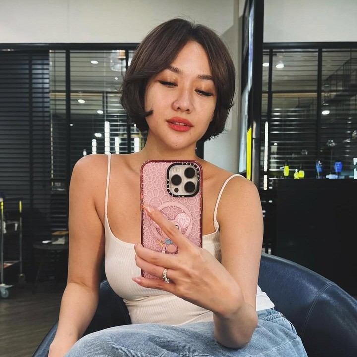 <p>Tentu saja penampilan barunya menuai komentar netizen yang membanjirinya dengan pujian. Bunda satu anak ini disebut terlihat semakin cantik dan lebih <em>fresh,</em> lho. &ldquo;Cantik!!&rdquo; tulis akun <em>@victoria.w_vale**.</em> &ldquo;Lebih cantik dan fresh,&rdquo; tulis akun <em>@yestin**.</em> (Foto: Instagram@itsmebcl)</p>
