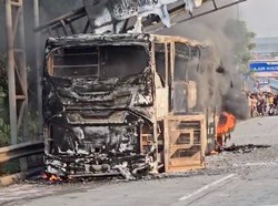 Bus Damri Terbakar di Tol Cikampek, Seluruh Penumpang Dievakuasi