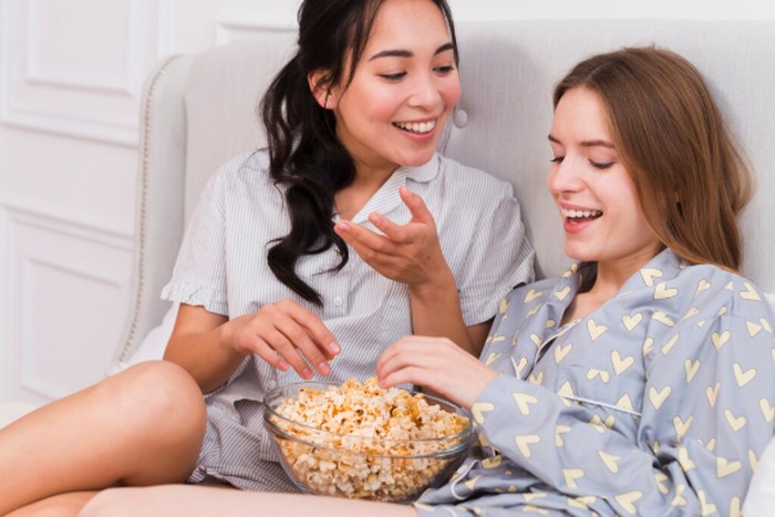 Cancer dikenal penuh perhatian dan suka berbagi. Mereka bukan hanya membawa camilan untuk diri sendiri, tapi juga untuk orang-orang di sekitarnya./ Foto: freepik.com