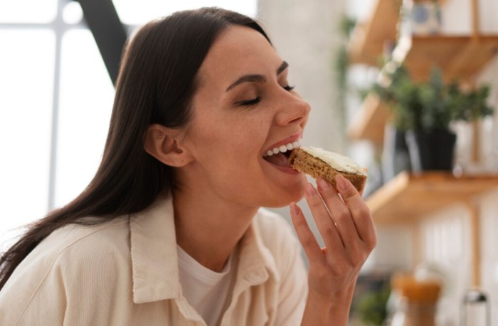 Capricorn punya sifat disiplin dan terencana, termasuk soal makanan. Mereka memilih camilan bergizi seperti protein bar atau kacang untuk menjaga energi./ Foto: freepik.com