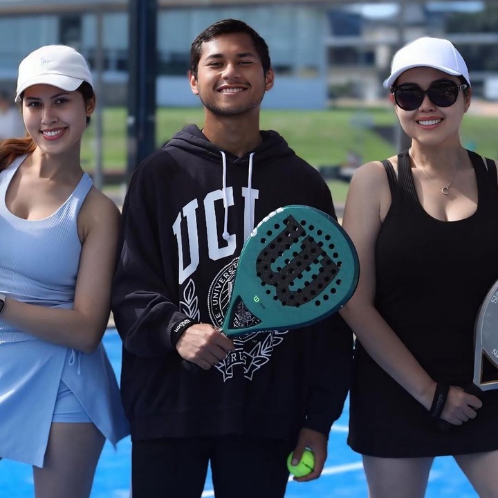 <p>Selain makan bersama keluarga, Cindy belakangan kerap aktif melakukan olahraga padel bersama anak-anaknya. Baru-baru ini, Cindy membagikan momen saat latihan padel bersama kedua anaknya, yakni Sabrina dan Abriel. "<em>Good weather, great game, best company</em>," tulis pelantun lagu<em> Cinta Bukan Dusta</em> ini di unggahan tersebut. (Foto: Instagram @cindyclaudiaofficial)</p>