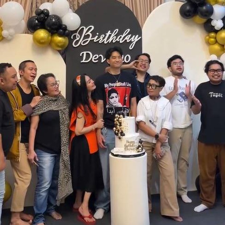 <p>Aktor muda Devano Danendra baru saja merayakan ulang tahun ke-23 pada 23 September 2025, Bunda. Di hari ulang tahunnya, Devano mendapatkan kejutan spesial dari keluarga dan sahabat dekat. (Foto: Instagram @isdadahlia)</p>