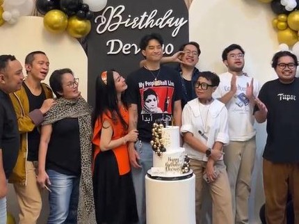 Momen Ulang Tahun Ke-23 Devano Danendra, Dirayakan Hangat dan Sederhana Bareng Keluarga
