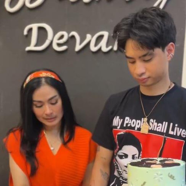 <p>Dalam video singkat yang dibagikan di Instagram, Iis Dahlia turut mengungkap doa dan harapannya untuk sang putra yang berulang tahun. Perempuan 53 tahun ini berharap putranya selalu diberikan kelancaran dalam berkarier. "Mama selalu berdoa untuk kebaikan di dalam kehidupan dan karier Devano. Mama juga selalu berdoa supaya karier Devano makin melambung. Jangan lupa ibadahnya ya nak, karena adek kan laki-laki, adek nanti akan menjadi bapak dan menjadi iman buat keluarga. Pokoknya <em>I love you so much</em> buat adek. <em>Happy birthday</em>," kata Iis Dahlia. (Foto: Instagram @isdadahlia)</p>
